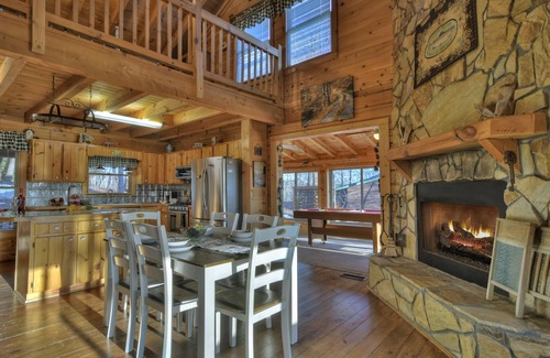Ellijay Cabina | Discover Treetop Getaway -Pet-friendly retreat with panoramic mountain views, hot tub, firepit, fenced yard, WiFi, and a game-room