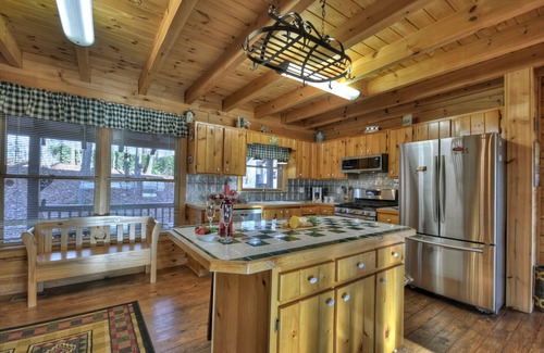 Ellijay Cabina | Discover Treetop Getaway -Pet-friendly retreat with panoramic mountain views, hot tub, firepit, fenced yard, WiFi, and a game-room