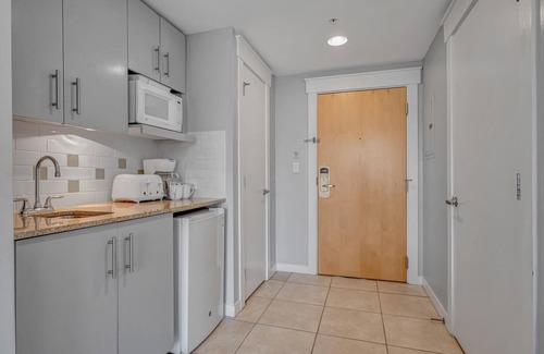 Villa Lago Condominio | Discover Your Bright & Upscale Beach Studio Oasis! Featuring a Luxurious King Bed, Sleeper Sofa, Accommodating Up to 4 Guests at Sandestin Golf and Beach Resort!