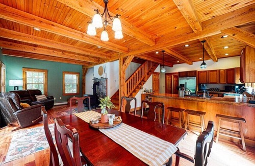 Kingfield Casa | Discover your mountain escape: A cozy retreat with breathtaking views, a hot tub under the stars!