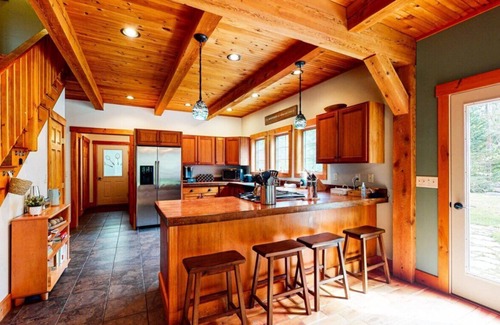 Kingfield Casa | Discover your mountain escape: A cozy retreat with breathtaking views, a hot tub under the stars!