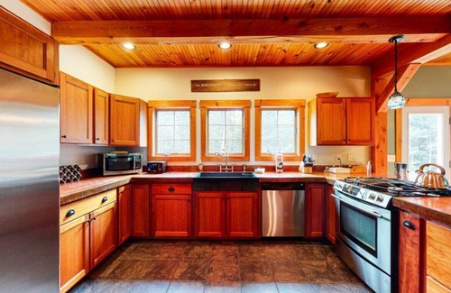 Kingfield Casa | Discover your mountain escape: A cozy retreat with breathtaking views, a hot tub under the stars!