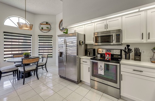 Buena Ventura Lakes Casa | Disney Getaway w/ Private Hot Tub 14 Mi to Parks
