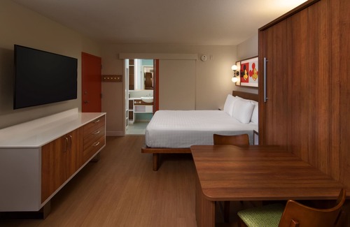 Bay Lake Hotel | Disney's Pop Century Resort