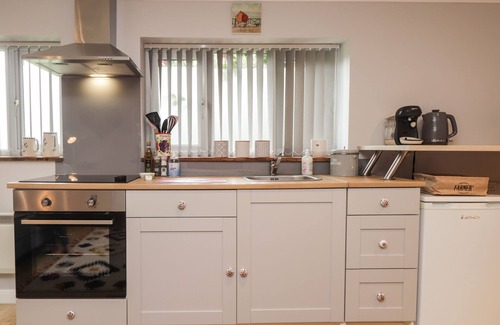 Tonbridge Cabaña | DITSYS DEN, pet friendly, with a garden in Paddock Wood, Kent