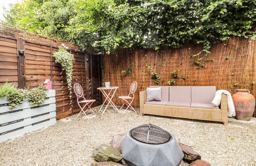 Tonbridge Cabaña | DITSYS DEN, pet friendly, with a garden in Paddock Wood, Kent