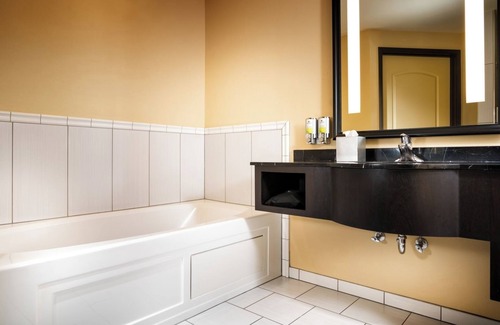 Lower Queen Anne Hotel | Diva Two Queen Junior Suite at Staypineapple, The Maxwell Hotel, Seattle Center