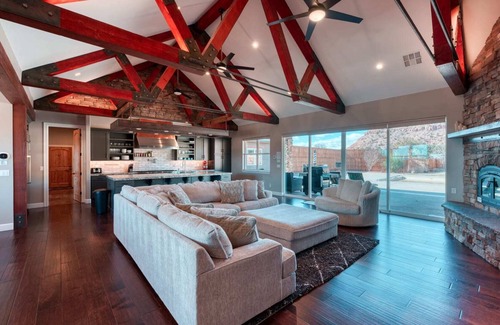 Kanab Casa | Dive Into Adventure, Large Luxury Family Home in Kanab with Pool, Slide, Hot Tub