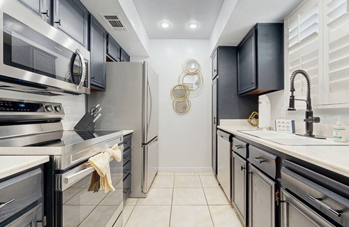 Baristo Condominio | Dive into Palm Springs fun with a stylish home base featuring poolside lounging.