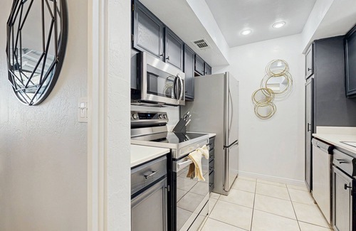Baristo Condominio | Dive into Palm Springs fun with a stylish home base featuring poolside lounging.