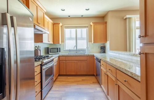 North Bethany Casa | Divine Bethany 2BR w/ Pool, nr Brewery, Garden & Golf, by Blueground