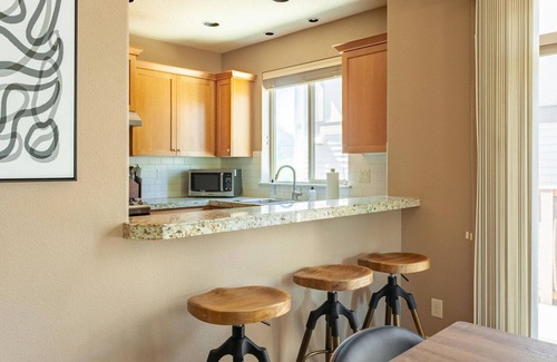 North Bethany Casa | Divine Bethany 2BR w/ Pool, nr Brewery, Garden & Golf, by Blueground