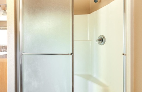 North Bethany Casa | Divine Bethany 2BR w/ Pool, nr Brewery, Garden & Golf, by Blueground