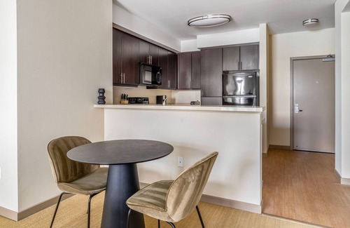 Contra Costa Centre Apartamento | Divine Walnut Creek 1BR w/ Courtyard & A/C, nr Shops, by Blueground