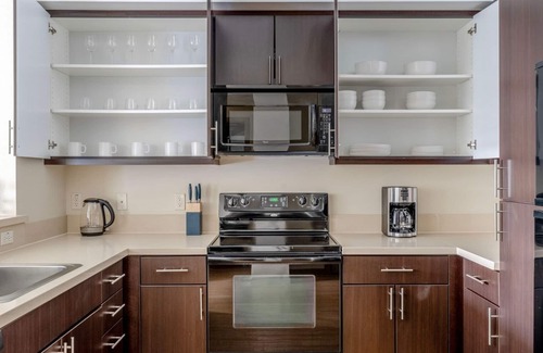 Contra Costa Centre Apartamento | Divine Walnut Creek 1BR w/ Courtyard & A/C, nr Shops, by Blueground