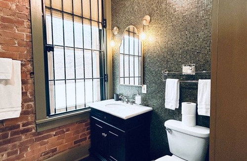 Sweetwater Apartamento | Dixon Suite at Remedies Inn Boutique Hotel. Private room, bath and kitchenette.