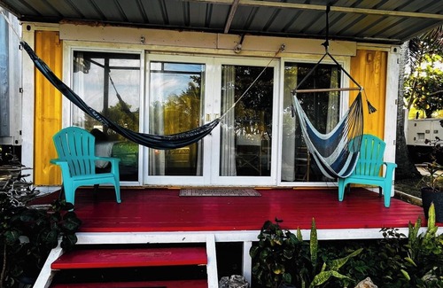 Islote Apartamento | DK Backyard - Yellow Room