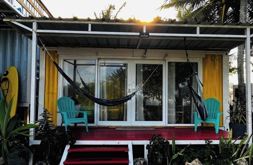 Islote Apartamento | DK Backyard - Yellow Room