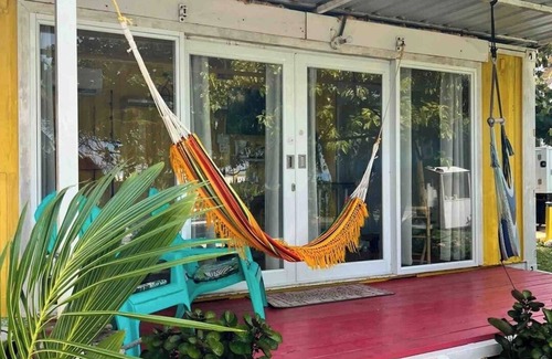 Islote Apartamento | DK Backyard - Yellow Room