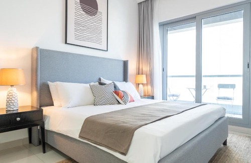 Downtown Dubai Casa | Dlx 21st Flr 3BR Pool Gym Near Mall by Belvilla