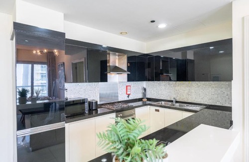 Downtown Dubai Casa | Dlx 21st Flr 3BR Pool Gym Near Mall by Belvilla