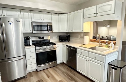 Westfield Casa | Dntwn Westfield - 10 mins to Grand Park -Sleeps 12 - Walk to restaurants!