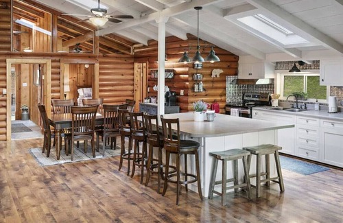 Flat Hollow Marina Casa | Doc's Lake Escape - Covered slip, Hot tub Fire Pit