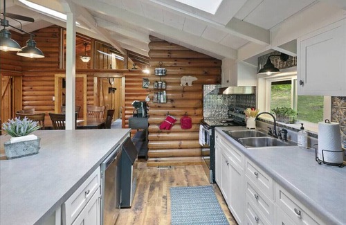 Flat Hollow Marina Casa | Doc's Lake Escape - Covered slip, Hot tub Fire Pit