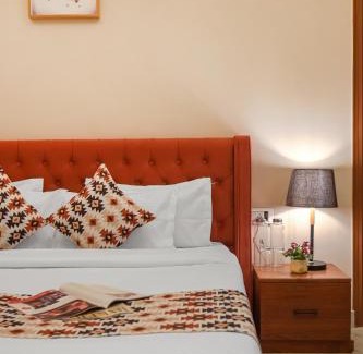 Kumarhatti Apartamento | Dochi 4-BHK apartment with Hill Views, Living Room, & Balconies