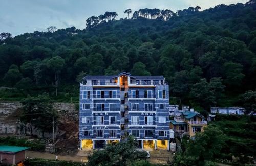 Kumarhatti Apartamento | Dochi 4-BHK apartment with Hill Views, Living Room, & Balconies
