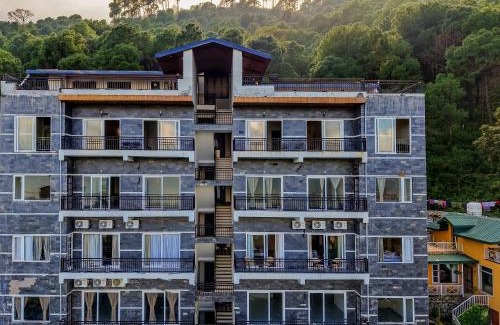 Kumarhatti Apartamento | Dochi 4-BHK apartment with Hill Views, Living Room, & Balconies