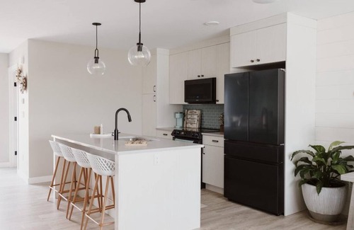 Sylvan Lake Casa | Dock 98 relaxing beachy townhouse in beautiful sylvan lake w/hot tub