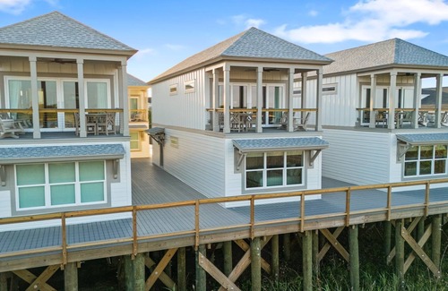 Georgetown Casa | Dock and Dwell at the Winyah Bay Club, Pool, Outdoor Lounge/Grill and Boat Slip included!