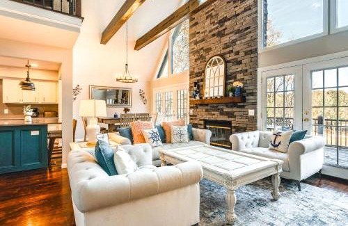 Southmont Casa | Dock and Hot Tub at High Rock Lake Retreat