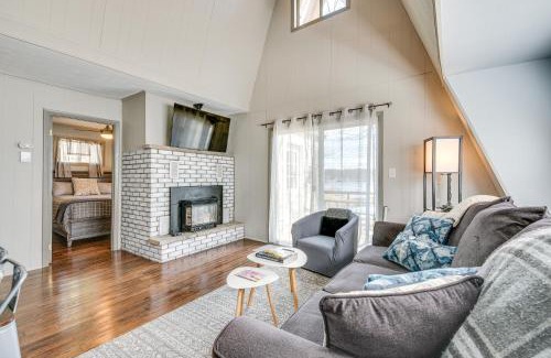Pocono Summit Casa | Dock and Sunroom Waterfront Home Near Kalahari!