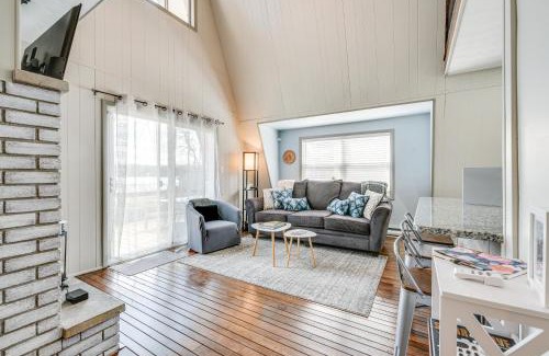 Pocono Summit Casa | Dock and Sunroom Waterfront Home Near Kalahari!