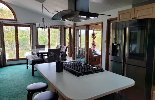 Perrysburg Casa | Dock, Deck and Game Room