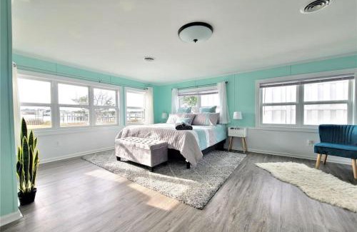 Crystal Coast Casa | Dock House, Close to Camp Lejeune, water access, DOCK, king bed