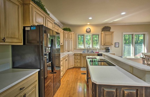 Jones Mills Casa | Dock & Kayaks: Lakefront Hot Springs Home