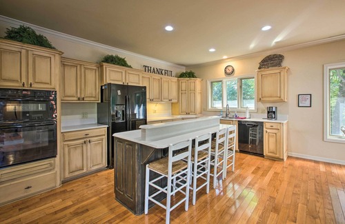 Jones Mills Casa | Dock & Kayaks: Lakefront Hot Springs Home