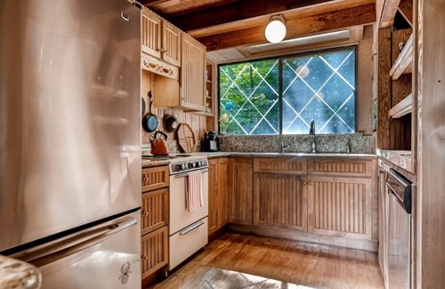 Innsbrook Cabaña | Lakefront Innsbrook Cottage w / Dock & Resort Acceso
