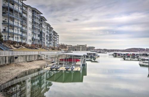 Lake Ozark Apartamento | Dock, Slip and Pool Breezy Lake Ozark Escape