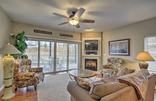Lake Ozark Apartamento | Dock, Slip and Pool Breezy Lake Ozark Escape