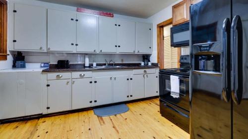 Savannah Casa | Dock & Volleyball! Near Downtown - Golden Getaway