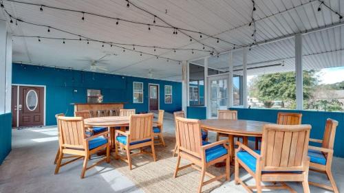 Savannah Casa | Dock&Volleyball! Near Downtown - Blue & Turquoise!