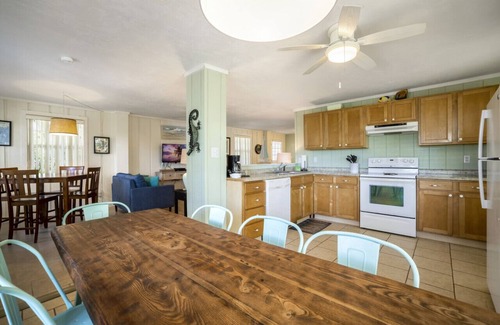 Cedar Key Cabina | Dock * Water View * Screened Deck * 2 Kitchens * Fishing Deck