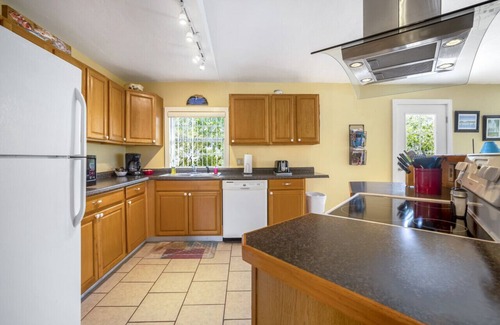 Cedar Key Cabina | Dock * Water View * Screened Deck * 2 Kitchens * Fishing Deck
