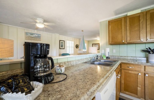 Cedar Key Cabina | Dock * Water View * Screened Deck * 2 Kitchens * Fishing Deck
