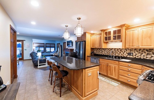 Bristol Casa | Dockside Daze | Lakefront + Hot Tub