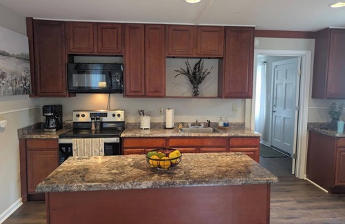 Cave Spring Cabina | Dockside Dreams at Rivers Edge Retreat – 2 bd/1ba Waterfront home on the Coosa River at Lake Weiss (GA/AL line). This updated, newly renovated ranch-style home offers the perfect setting to unplug, recharge and make wonderful lifetime memories!
